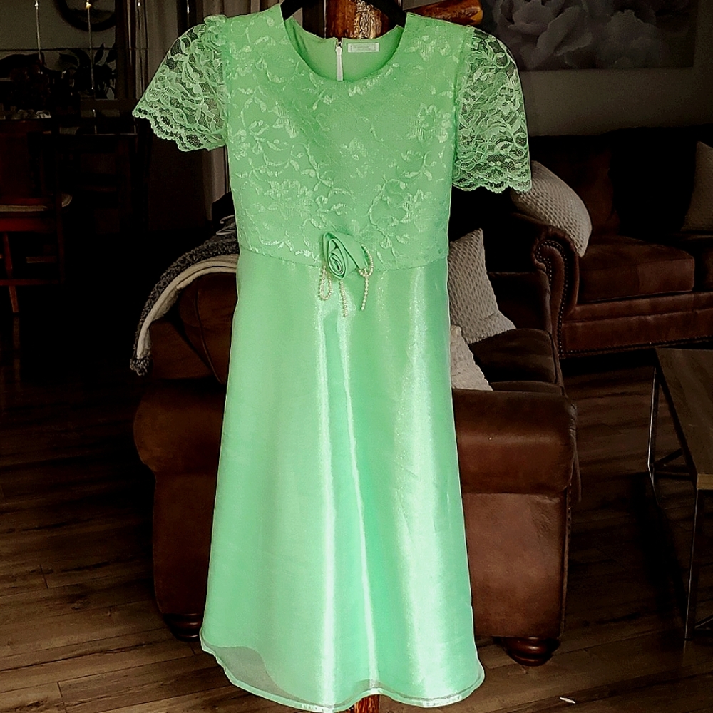 NWOT Handmade by Mother girls formal dress. 8/9.